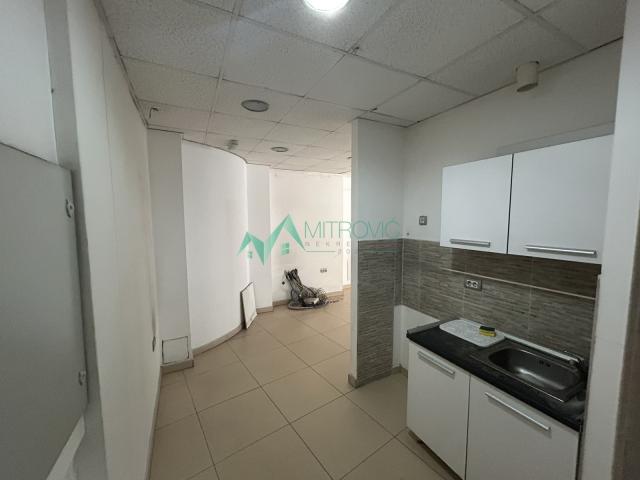 Izdavanje, Poslovni prostor, 230m2 , Bulevar Oslobođenja