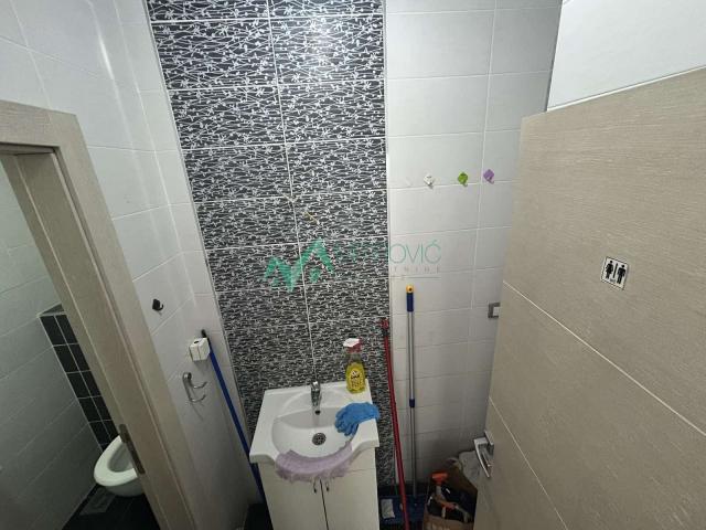 Izdavanje, Poslovni prostor, 230m2 , Bulevar Oslobođenja