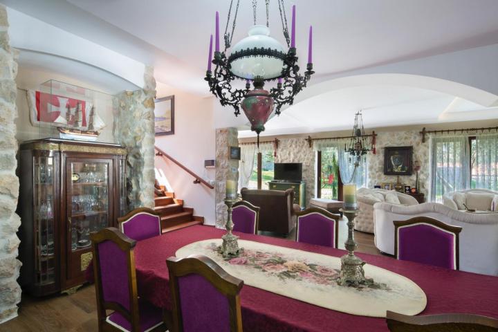 Tradicionalna vila na prvoj liniji mora u Prčnju, Kotor