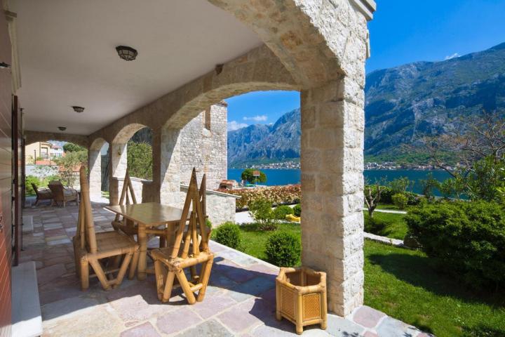 Tradicionalna vila na prvoj liniji mora u Prčnju, Kotor