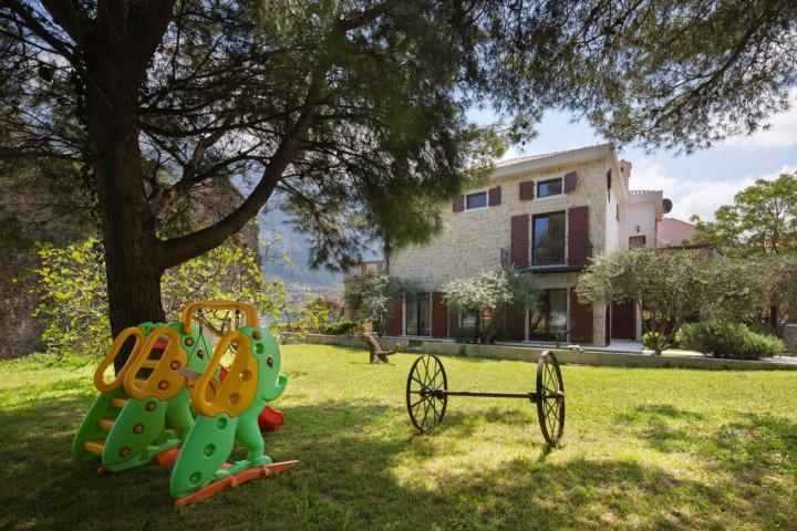 Tradicionalna vila na prvoj liniji mora u Prčnju, Kotor