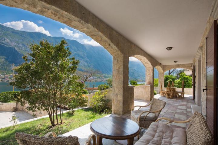 Tradicionalna vila na prvoj liniji mora u Prčnju, Kotor