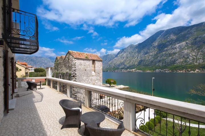 Tradicionalna vila na prvoj liniji mora u Prčnju, Kotor