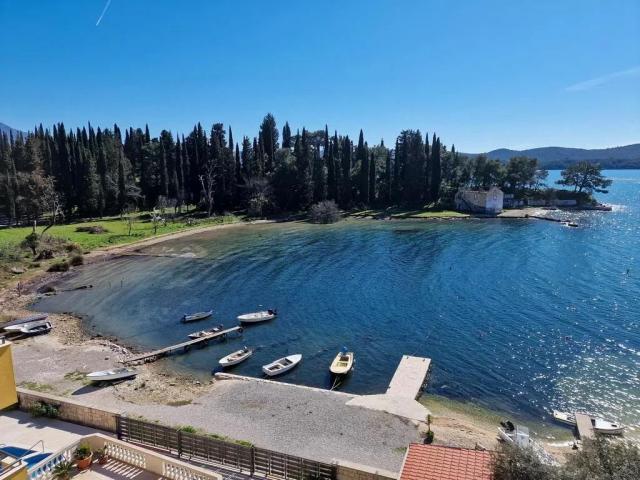 Kuća sa velikim investicionim potencijalom na elitnoj lokaciji Tivta