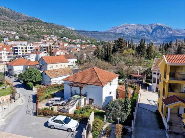 Kuća sa velikim investicionim potencijalom na elitnoj lokaciji Tivta