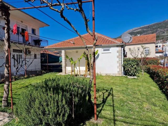 Kuća sa velikim investicionim potencijalom na elitnoj lokaciji Tivta