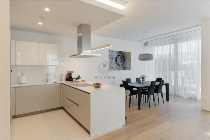 Trosoban luksuzan stan 214m2 sa pogledom na more, Dukley Gardens – Budva
