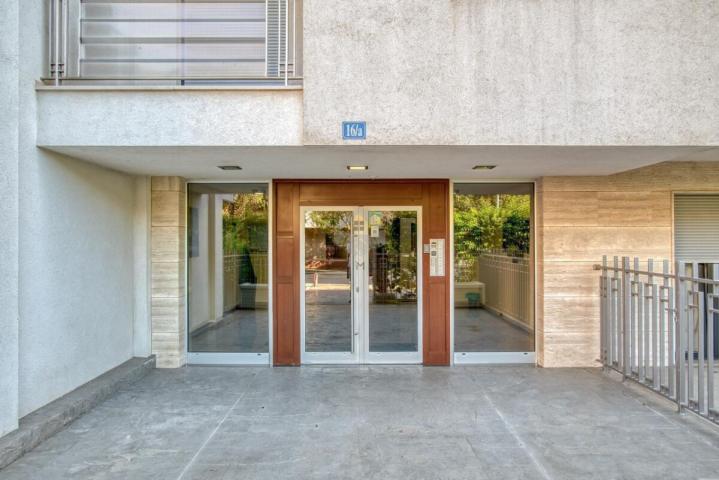 Dvosoban stan 90m2 + parking, Gorica - Podgorica