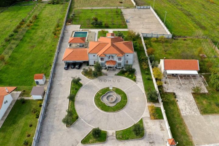 Luksuzna vila 560m2 sa bazenom, Begovine - Danilovgrad