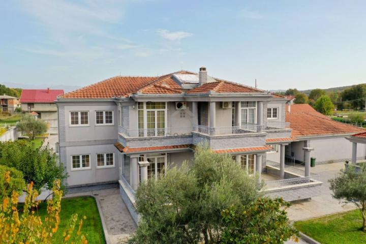 Luksuzna vila 560m2 sa bazenom, Begovine - Danilovgrad