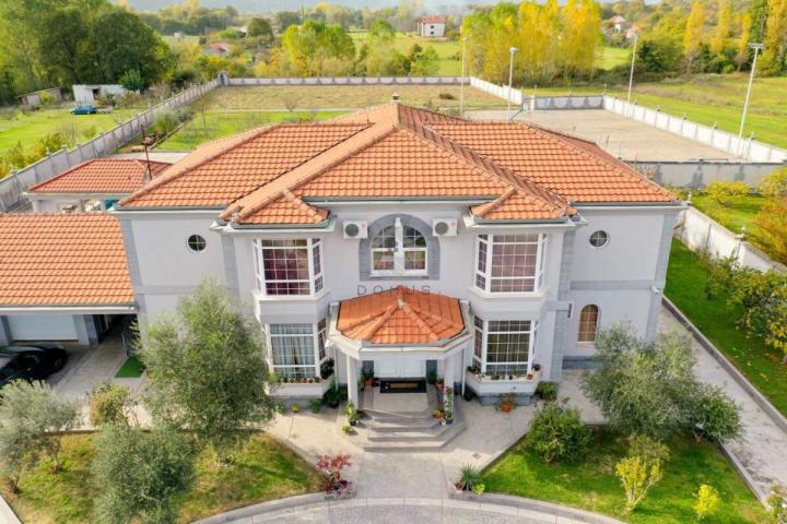Luksuzna vila 560m2 sa bazenom, Begovine - Danilovgrad
