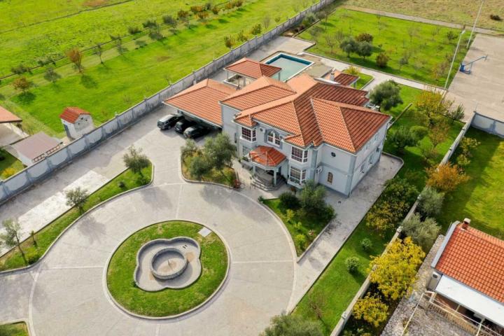 Luksuzna vila 560m2 sa bazenom, Begovine - Danilovgrad