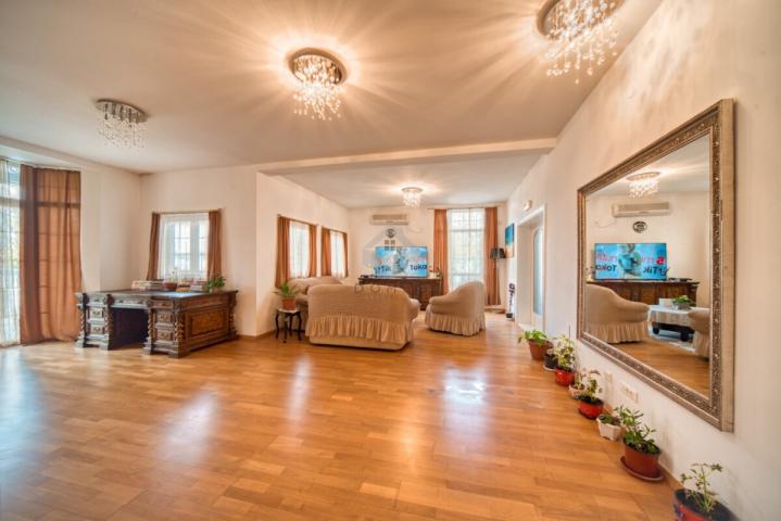 Luksuzna vila 560m2 sa bazenom, Begovine - Danilovgrad