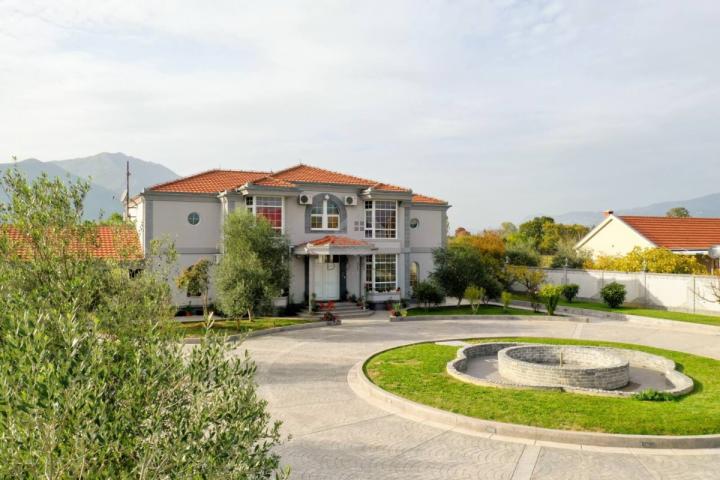 Luksuzna vila 560m2 sa bazenom, Begovine - Danilovgrad