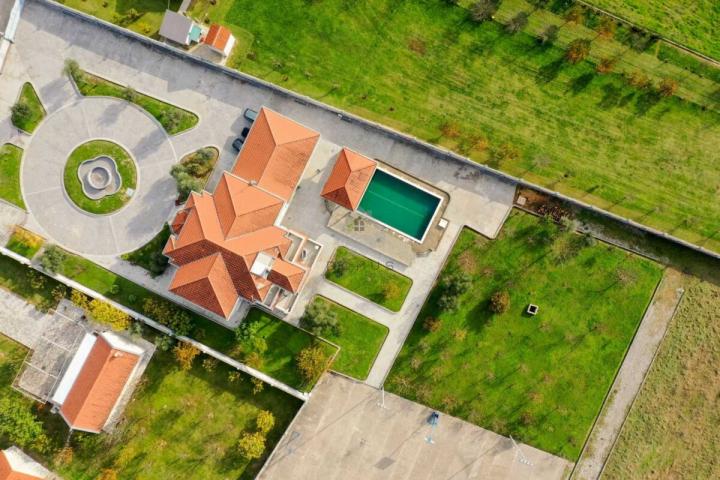 Luksuzna vila 560m2 sa bazenom, Begovine - Danilovgrad