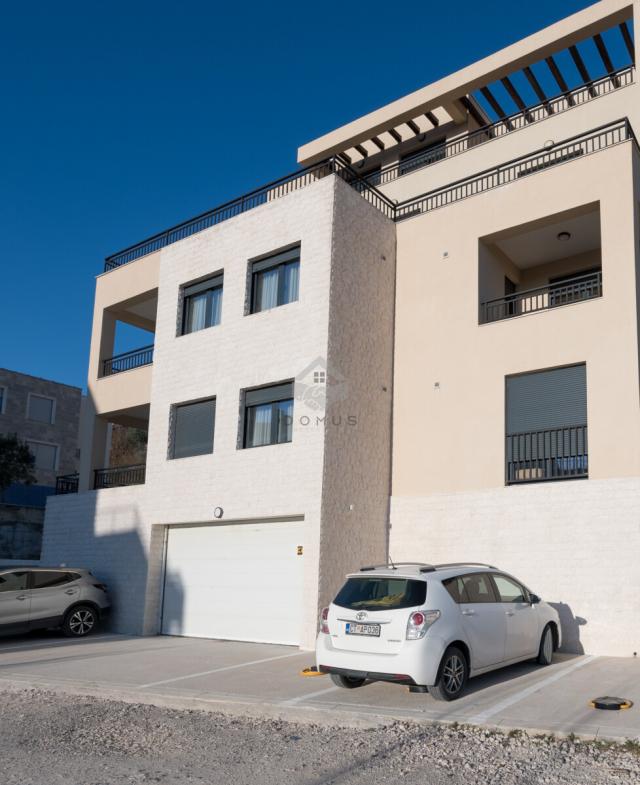 Dvosoban stan 63m2 + garaža, Pod Kuk - Tivat