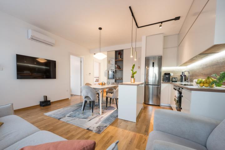 Dvosoban stan 63m2 + garaža, Pod Kuk - Tivat