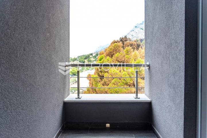 Omiš, Mimice, moderan stan u zgradi s bazenom i garažnim mjestom