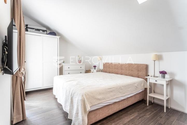 Omiš, Mimice, moderan stan u zgradi s bazenom i garažnim mjestom