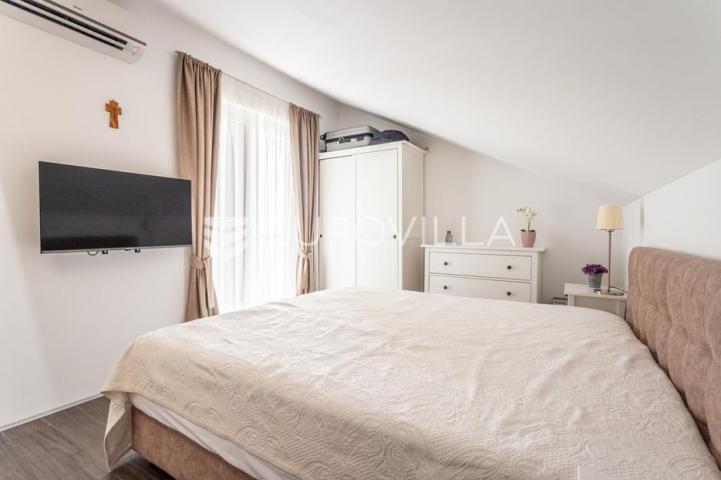 Omiš, Mimice, moderan stan u zgradi s bazenom i garažnim mjestom