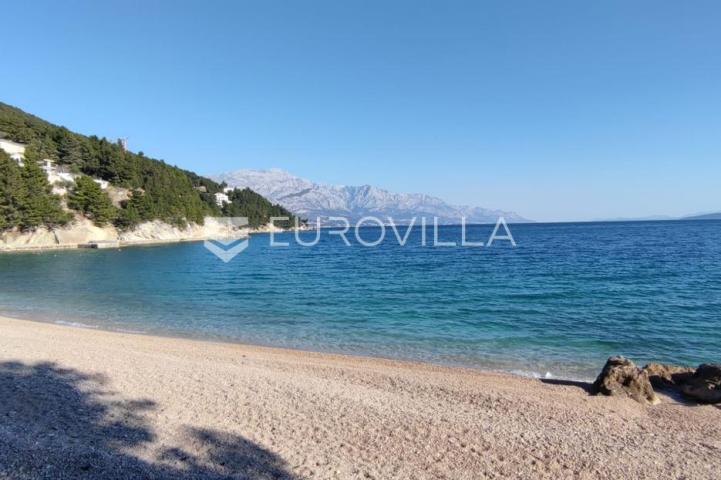 Omiš, Mimice, moderan stan u zgradi s bazenom i garažnim mjestom