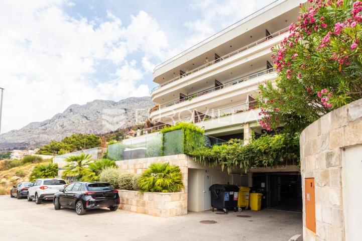 Omiš, Mimice, moderan stan u zgradi s bazenom i garažnim mjestom