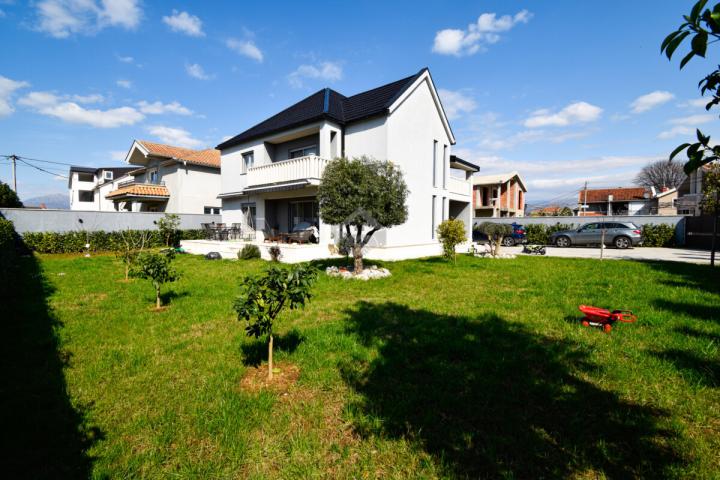 Porodična kuća 220m2 na placu 850m2, Gornja Gorica – Podgorica