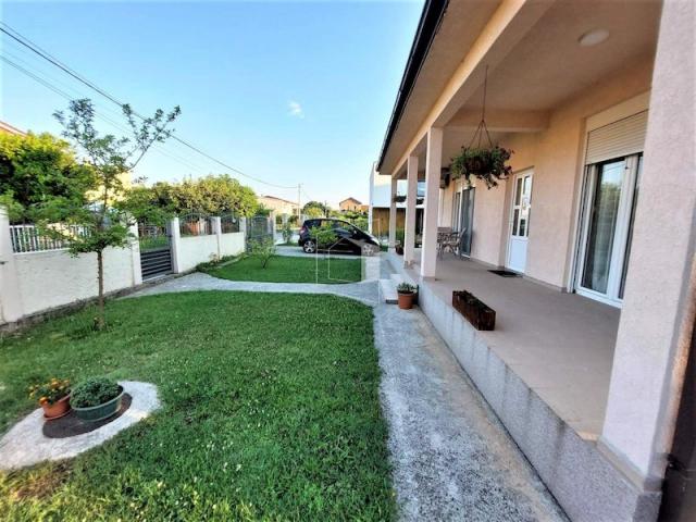 Namještena kuća, 120m2, Tološi, Podgorica
