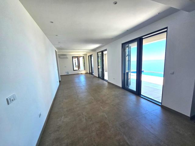 Vila sa bazenom i zivopisnim pogledom na prodaju Blizikuce, Budva