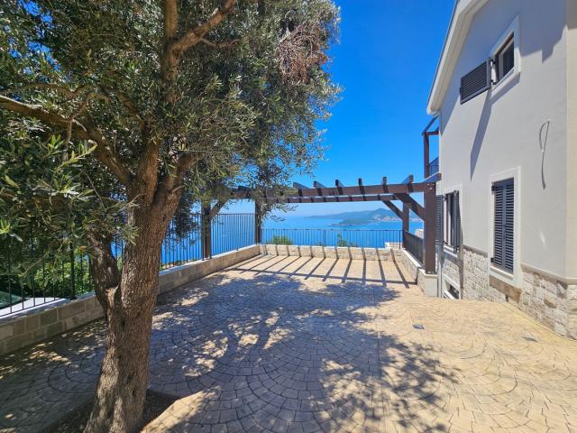 Vila sa bazenom i zivopisnim pogledom na prodaju Blizikuce, Budva