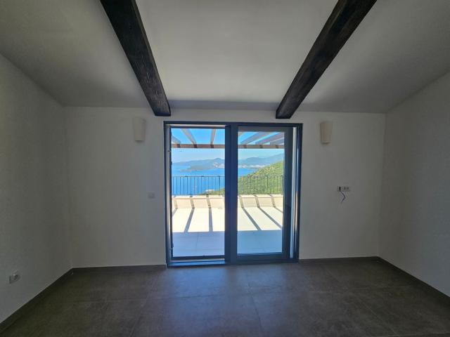 Vila sa bazenom i zivopisnim pogledom na prodaju Blizikuce, Budva