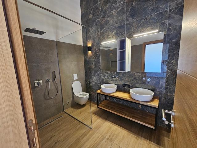 Vila sa bazenom i zivopisnim pogledom na prodaju Blizikuce, Budva