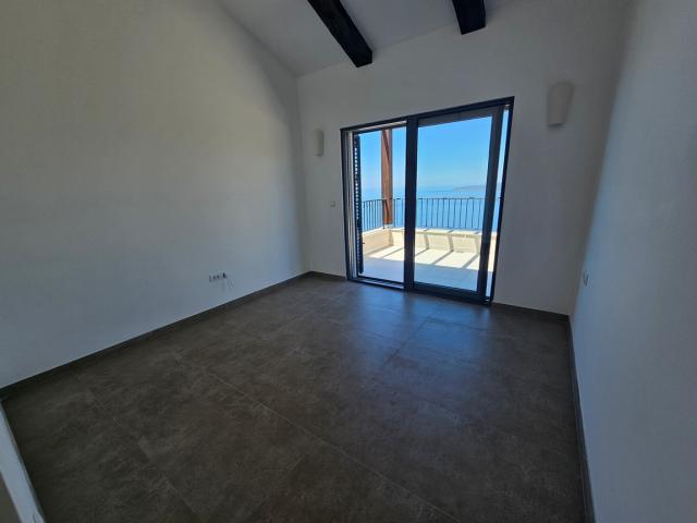 Vila sa bazenom i zivopisnim pogledom na prodaju Blizikuce, Budva