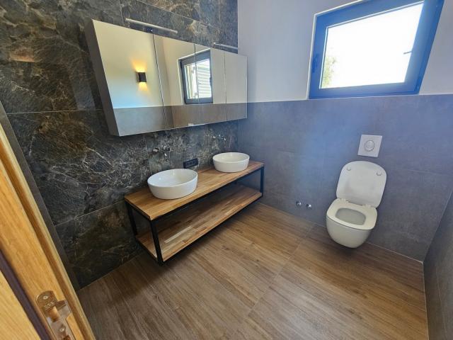 Vila sa bazenom i zivopisnim pogledom na prodaju Blizikuce, Budva