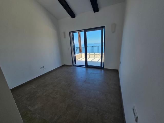Vila sa bazenom i zivopisnim pogledom na prodaju Blizikuce, Budva
