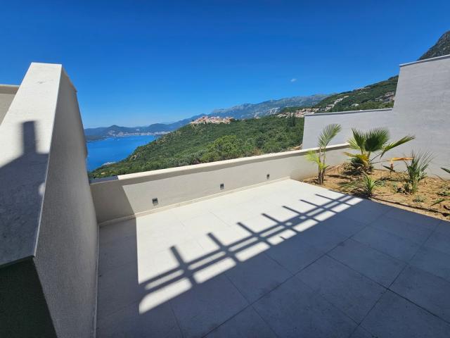 Vila sa bazenom i zivopisnim pogledom na prodaju Blizikuce, Budva