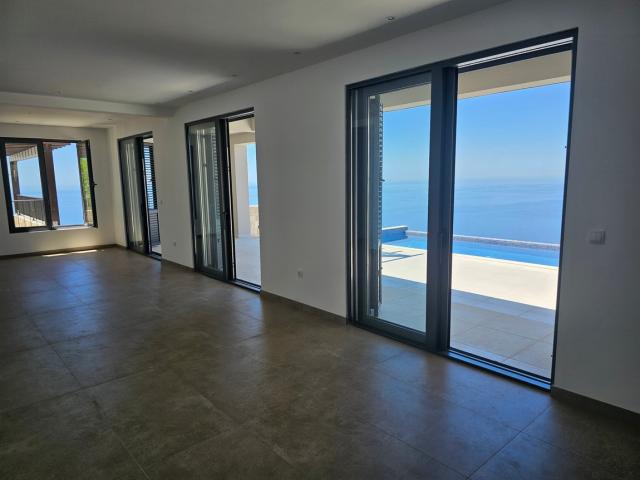 Vila sa bazenom i zivopisnim pogledom na prodaju Blizikuce, Budva
