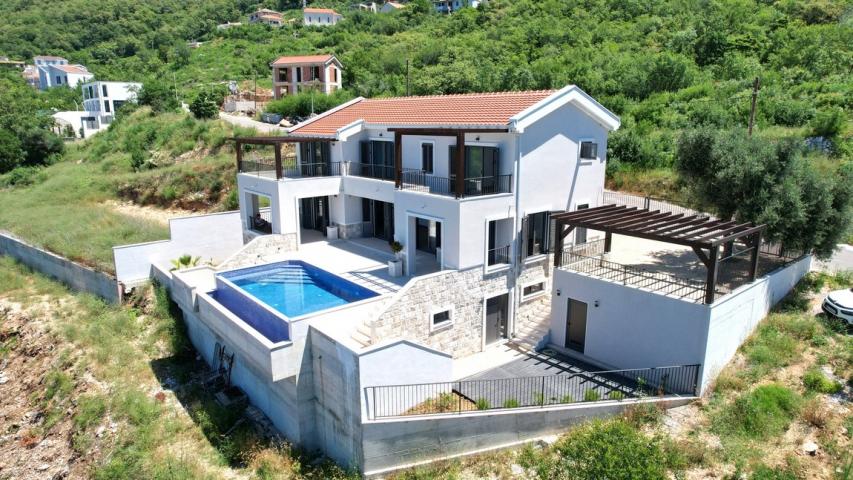 Vila sa bazenom i zivopisnim pogledom na prodaju Blizikuce, Budva