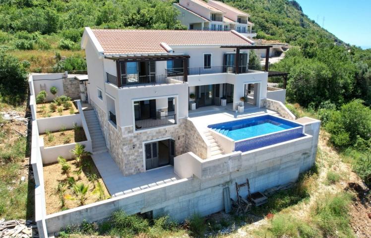 Vila sa bazenom i zivopisnim pogledom na prodaju Blizikuce, Budva