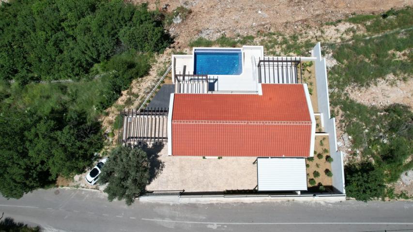 Vila sa bazenom i zivopisnim pogledom na prodaju Blizikuce, Budva
