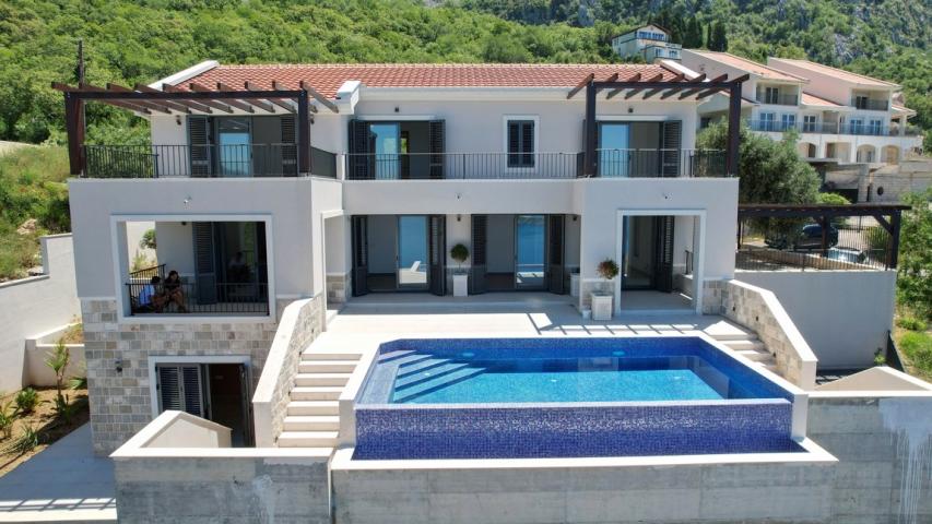 Vila sa bazenom i zivopisnim pogledom na prodaju Blizikuce, Budva