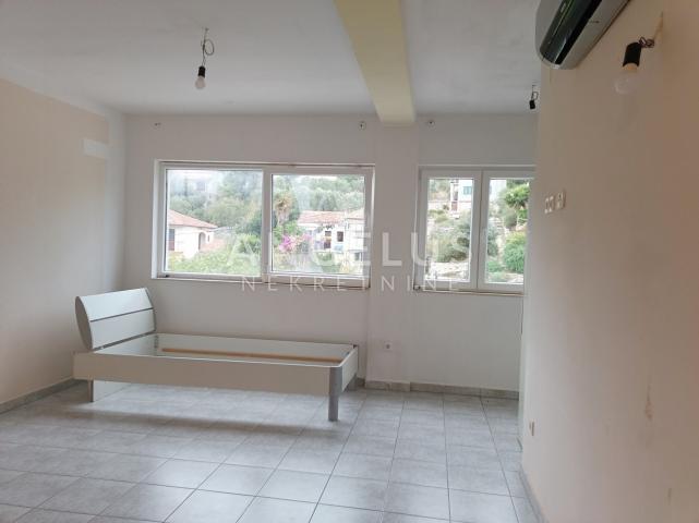 Šolta, Maslinica - jednosoban stan u centru Maslinice, 43 m2 PRODAJA