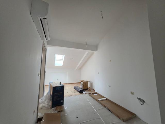 Jednosoban stan 55m² sa dodatnom galerijom 13 m² u novom stambeno poslovnoj zgradi-Budva, Adok