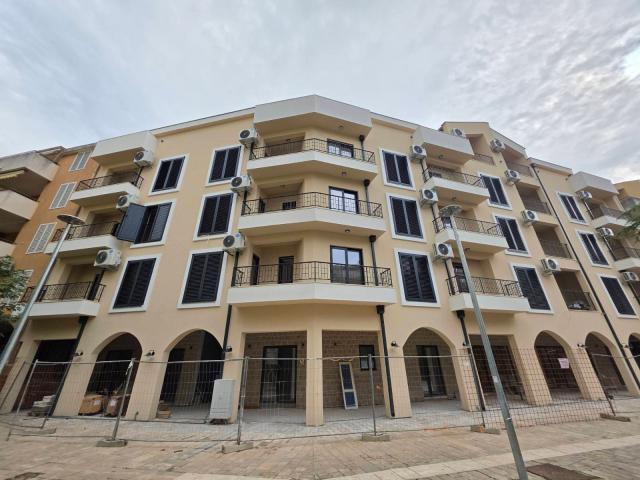 Jednosoban stan 55m² sa dodatnom galerijom 13 m² u novom stambeno poslovnoj zgradi-Budva, Adok