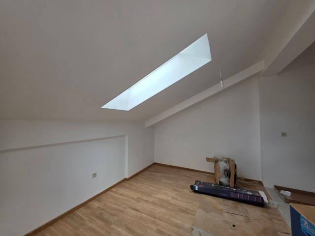 Jednosoban stan 55m² sa dodatnom galerijom 13 m² u novom stambeno poslovnoj zgradi-Budva, Adok