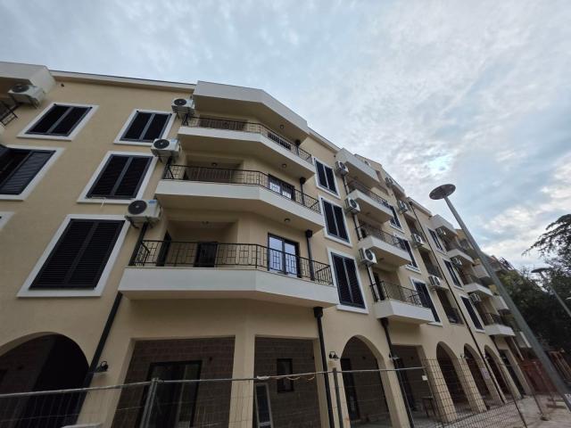 Jednosoban stan 55m² sa dodatnom galerijom 13 m² u novom stambeno poslovnoj zgradi-Budva, Adok