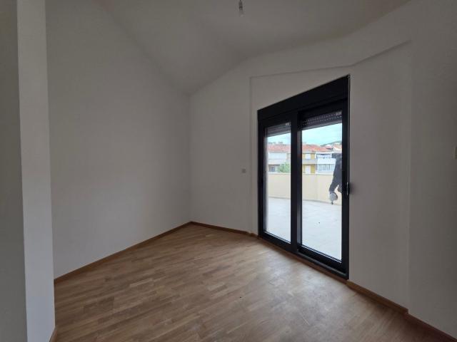 Jednosoban stan 55m² sa dodatnom galerijom 13 m² u novom stambeno poslovnoj zgradi-Budva, Adok