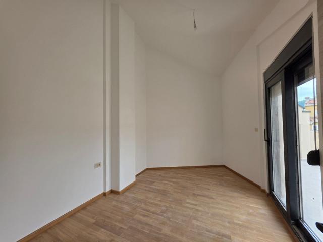 Jednosoban stan 55m² sa dodatnom galerijom 13 m² u novom stambeno poslovnoj zgradi-Budva, Adok