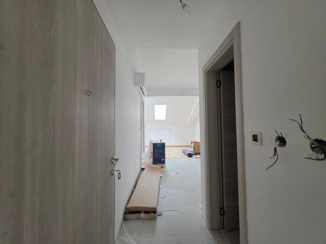 Jednosoban stan 55m² sa dodatnom galerijom 13 m² u novom stambeno poslovnoj zgradi-Budva, Adok