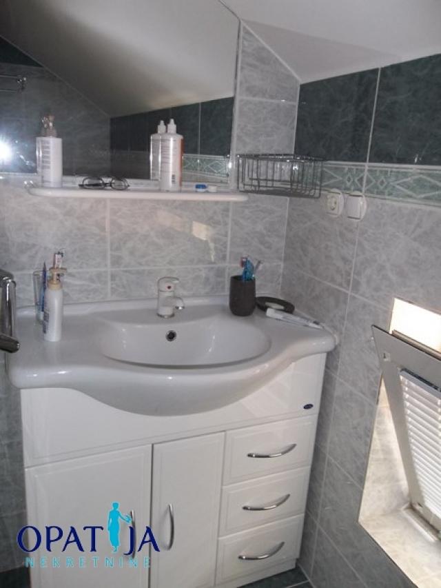 Opatija-privlačna lokacija, veliki dvoetažni stan u vili